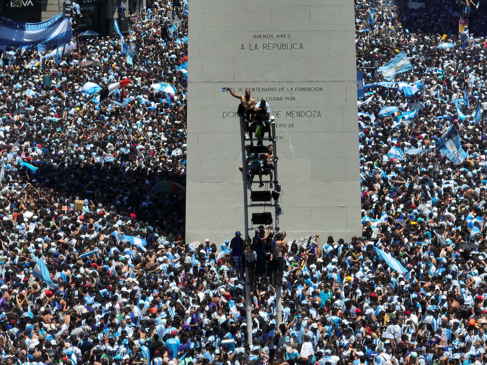 Miles de hinchas esperan  en el obelisco