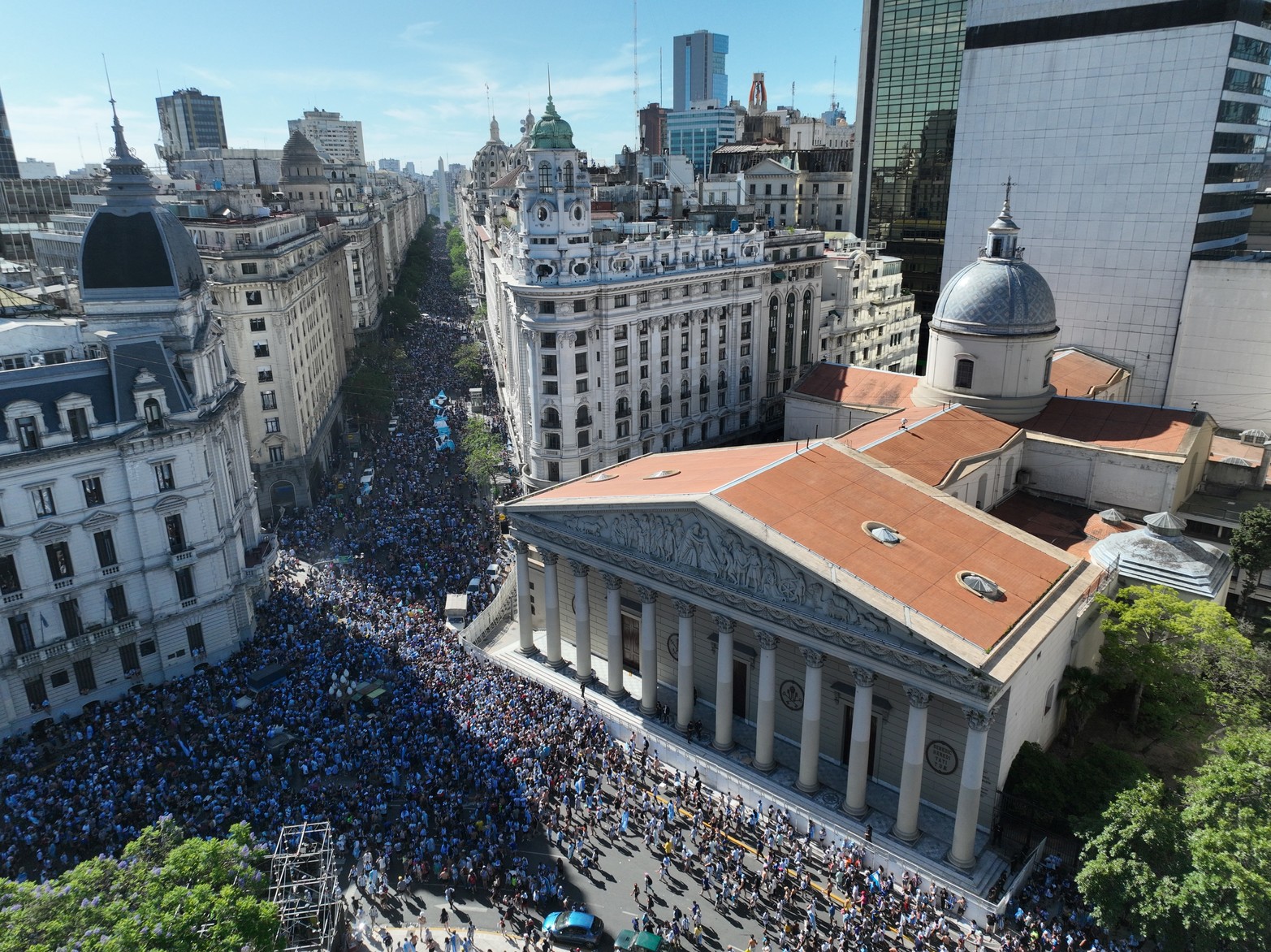 La multitudse se retira del Obelisco y Plaza de Mayo. Foto. Fernando Nicola