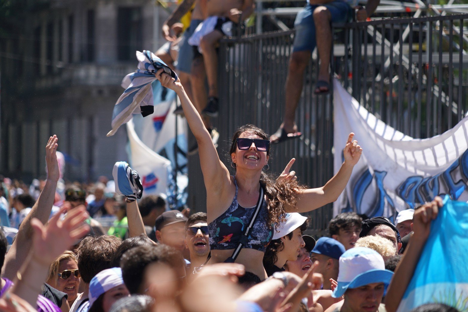 Los festejos en Plaza de Mayo esperando la selección Argentina campeona del mundo en fútbol.