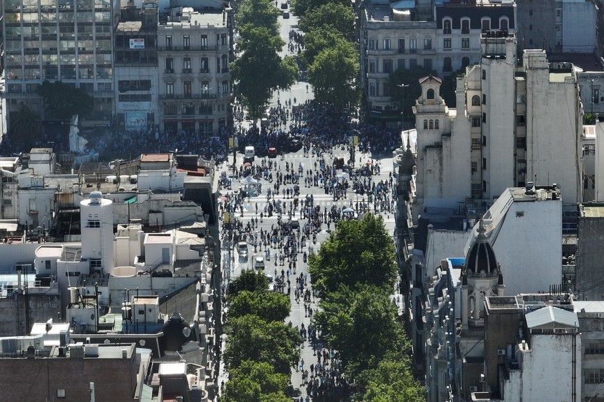 Se retira la multitud del Obelisco y de Plaza de Mayo