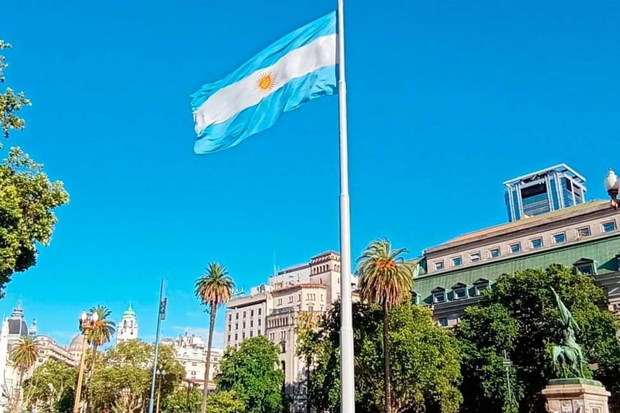 Luce la bandera argentina a la espera de los campeones.
