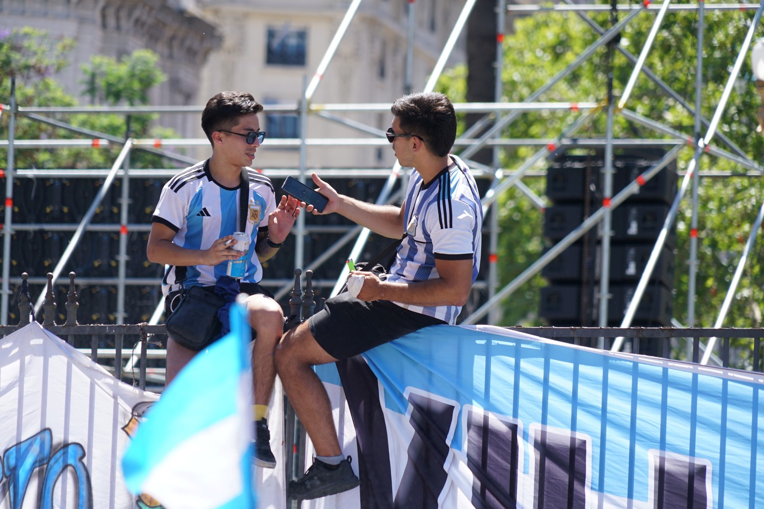 Los festejos en Plaza de Mayo esperando la selección Argentina campeona del mundo en fútbol.