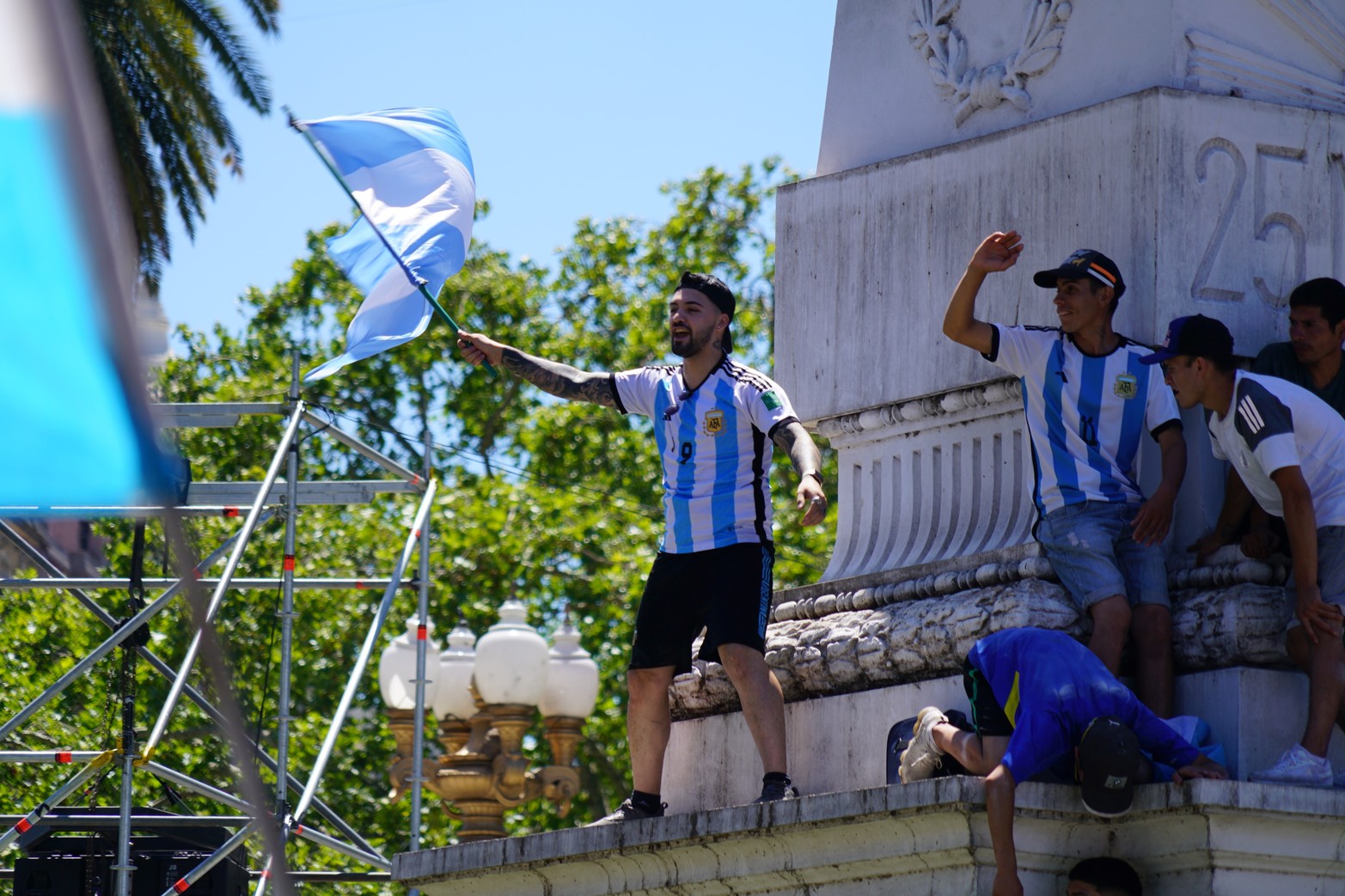 Los festejos en Plaza de Mayo esperando la selección Argentina campeona del mundo en fútbol.