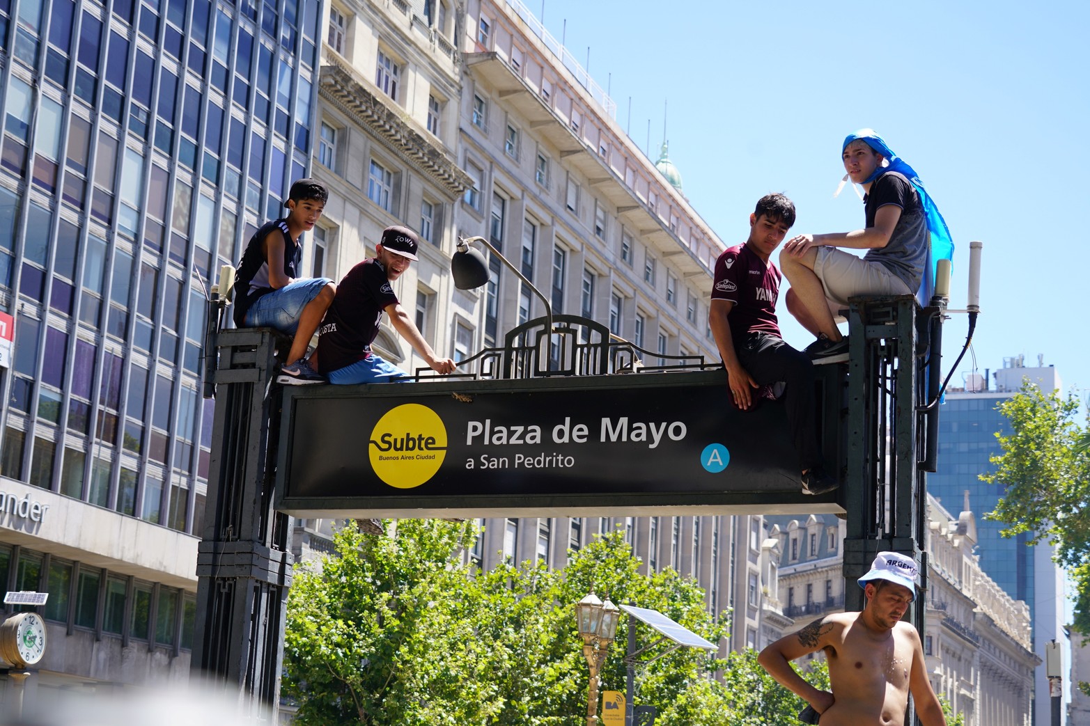 Los festejos en Plaza de Mayo esperando la selección Argentina campeona del mundo en fútbol.