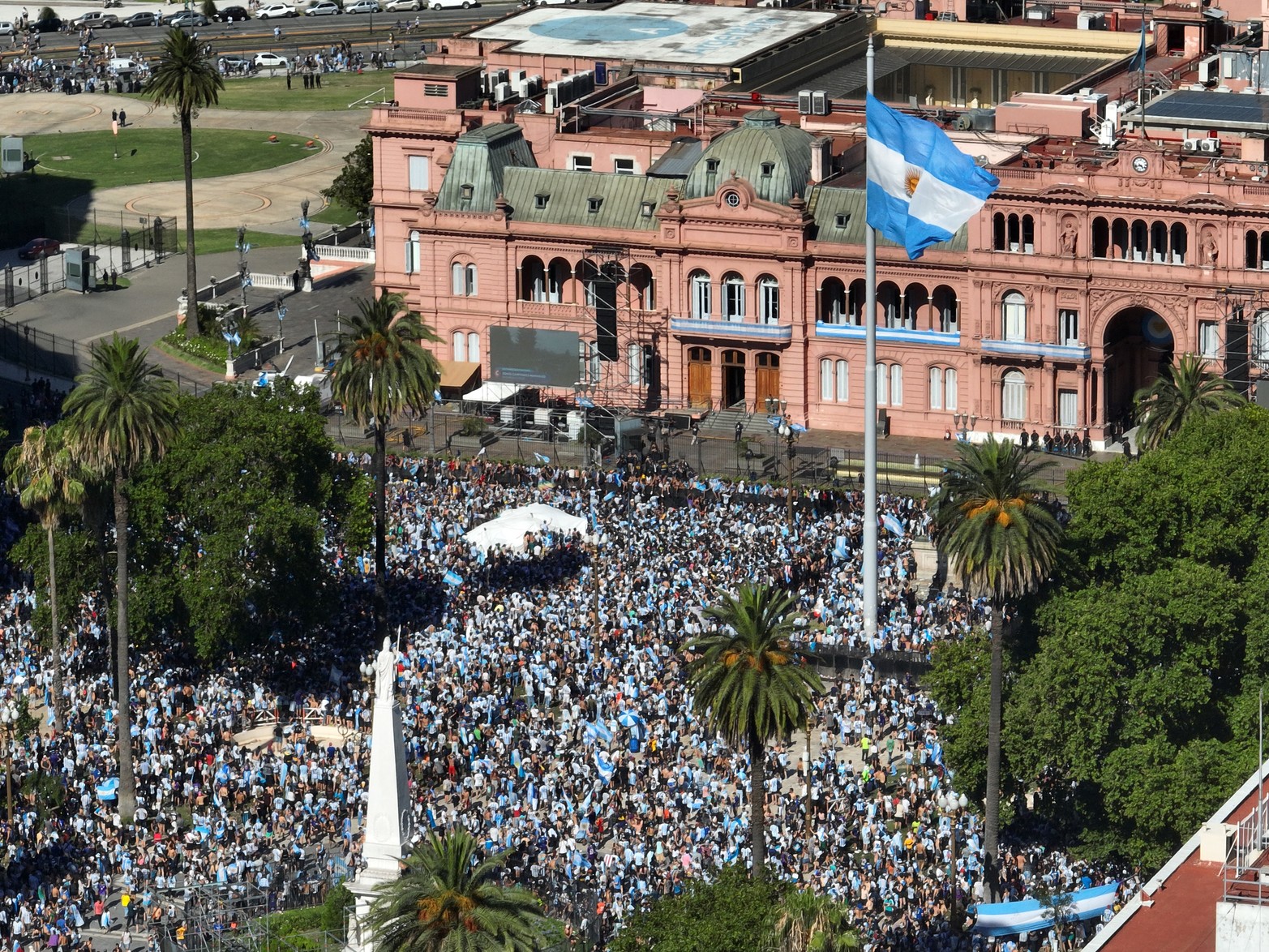 La multitudse se retira del Obelisco y Plaza de Mayo. Foto. Fernando Nicola