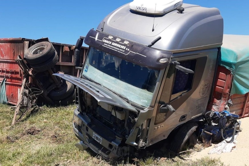 Tras el choque el camión terminó dando un vuelco. Crédito: El Litoral.