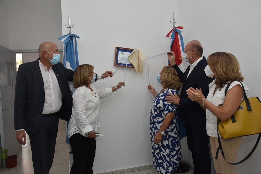 El gobernador Omar Perotti participó del descubrimiento de la placa que marca la inauguración oficial de este efector.  Crédito: Flavio Raina.