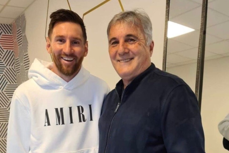 Claudio Gugnali junto a Lionel Messi.