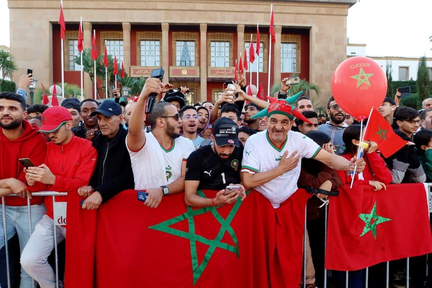 Soccer Football - FIFA World Cup Qatar 2022 - Morocco return after the World Cup - Rabat, Morocco - December 20, 2022
Morocco fans celebrate with flags and balloons during the bus parade REUTERS/Jihed Abidellaoui