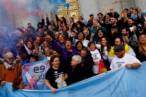 Activistas celebran la aprobación de la Ley Trans en España. Crédito: REUTERS/Susana Vera.