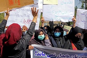Mujeres afganas protestan en Kabul por prohibición de estudiar.