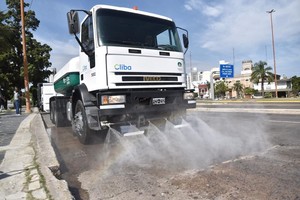 Este vehículo servirá para hidrolavar diferentes espacios públicos como la Peatonal de Santa Fe, Costanera, parques y plazas.   Crédito: Gentileza Municipalidad de Santa Fe.