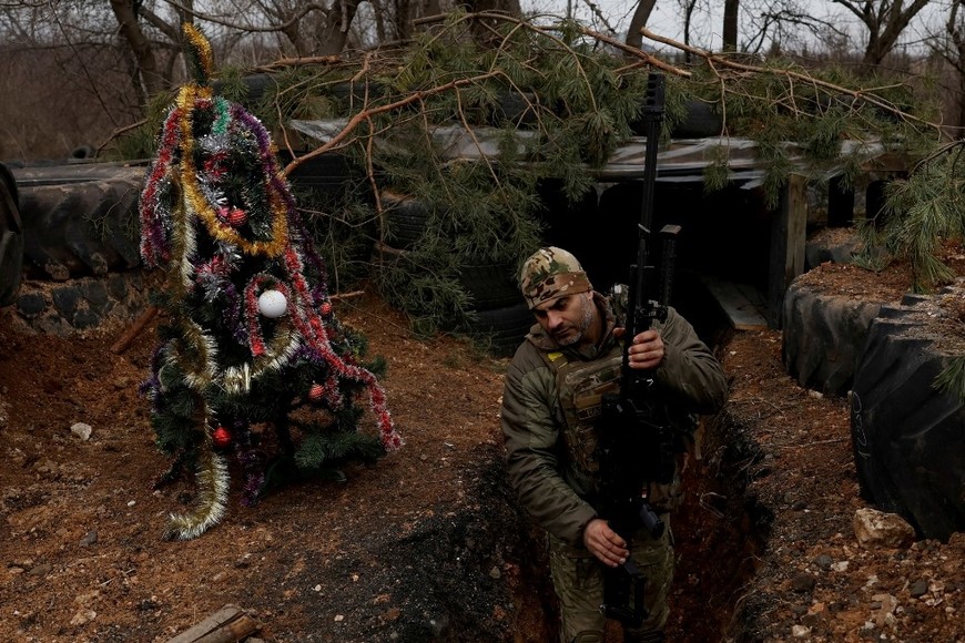 La gente lanza linternas del cielo durante las festividades navideñas en Atenas, Grecia, una costumbre casi extinta en Argentina. Crédito: Reuters