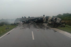 En el lugar trabajaron bomberos de la ciudad de Tostado; personal de la comisaría 9na de Esteban Rams; agentes de Seguridad Vial y personal de la comuna local.  Crédito: El Litoral.