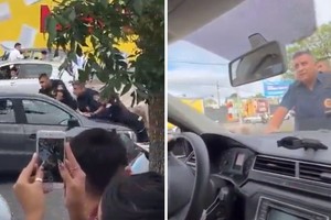 El momento en el que los policías son arrastrados fue capturado por varias cámaras.