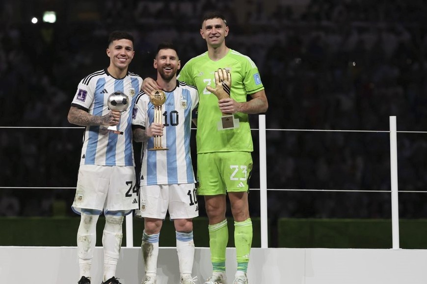Enzo Fernández (Mejor Jugador Joven), Lionel Messi (Balón de Oro) y Emiliano Martínez (Mejor Arquero). Argentina, dueña del Mundial.  Crédito: Xinhua