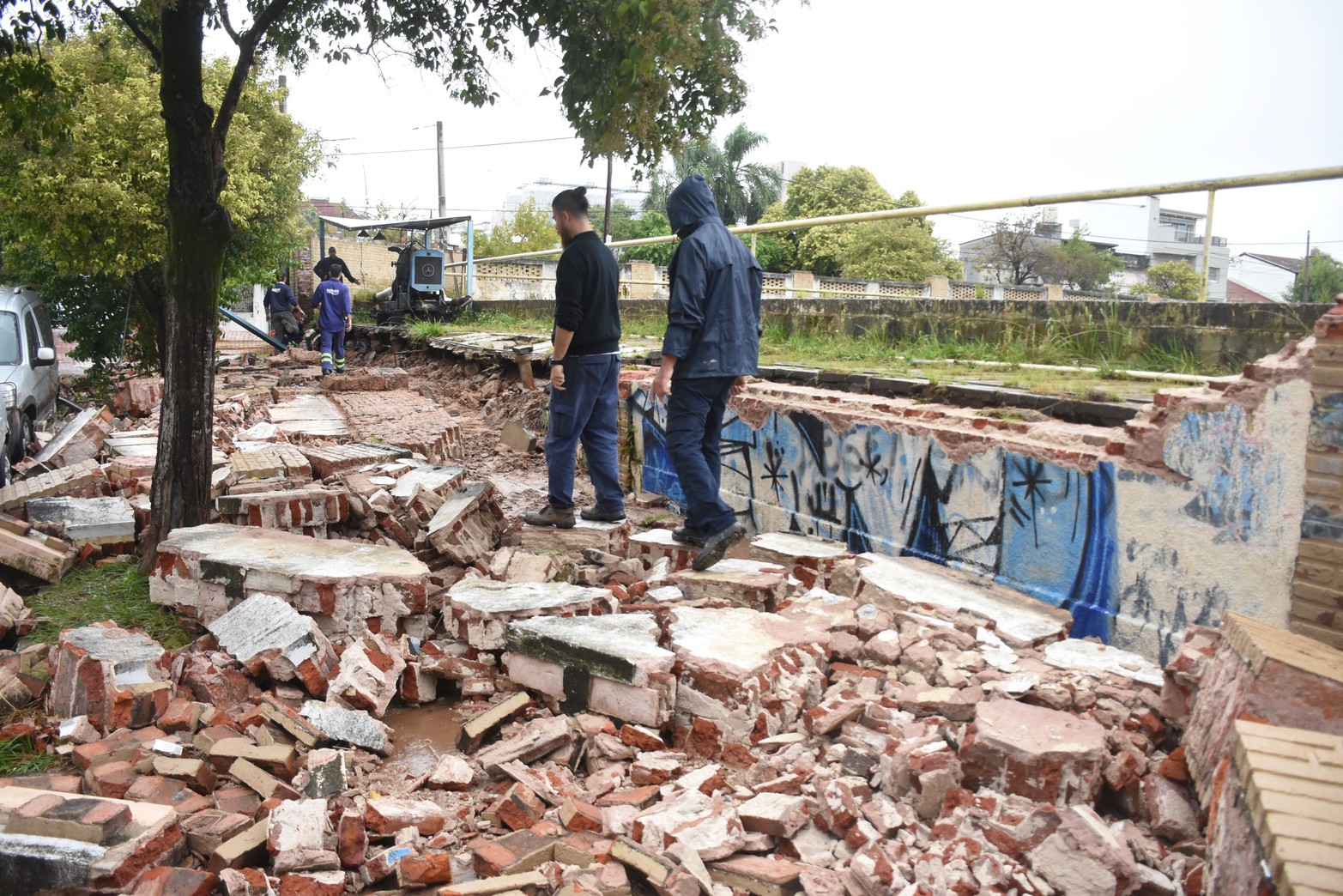 Se desmoronó un tapial en Aguas Santafesinas. Un muro perimetral de calle Lavalle. Los escombros quedaron desparramados sobre la vereda. El agua de una descarga del sistema pluvial drenó hacia la calle.