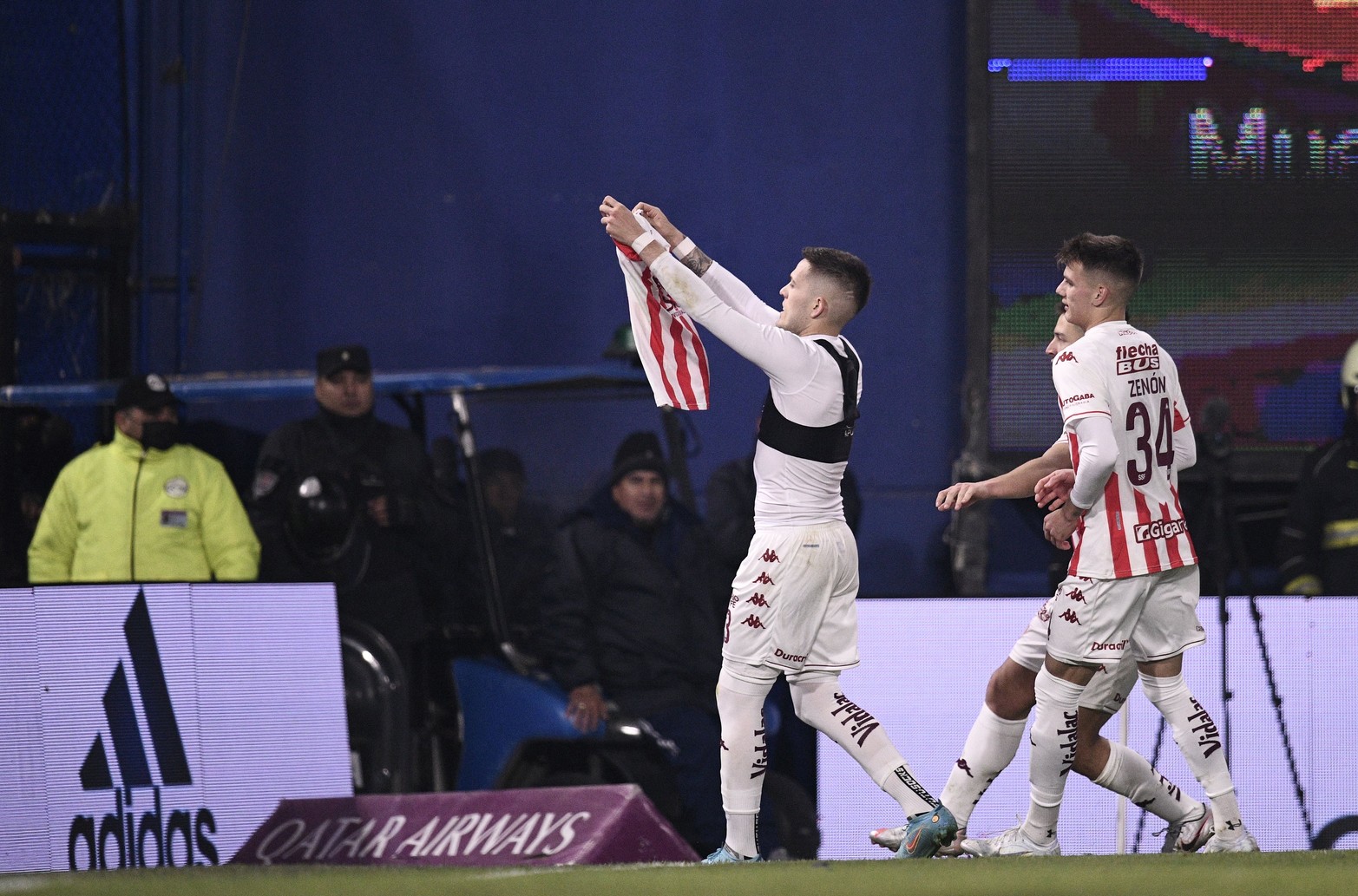 Festejo, polémica y dura sanción. Franco Troyansky marcó de penal -lo tuvo que patear dos veces- el 2 a 1 en tiempo de descuento, en la Bombonera, y lo festejó mostrando, al estilo Messi, la camiseta a la hinchada local.