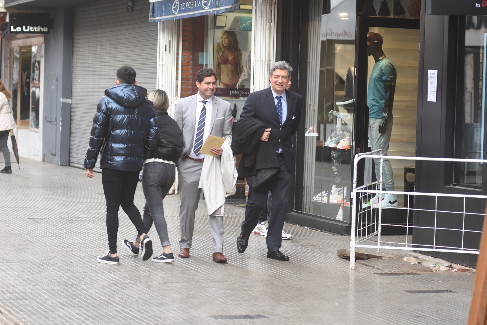 El presidente de la Corte por la peatonal. Horacio Rosatti, miembro de la Corte Suprema de Justicia de la Nación, dedicó parte de una visita a Santa Fe para compartir un café y pasar tiempo con su hijo Emilio, sin custodia a la vista.