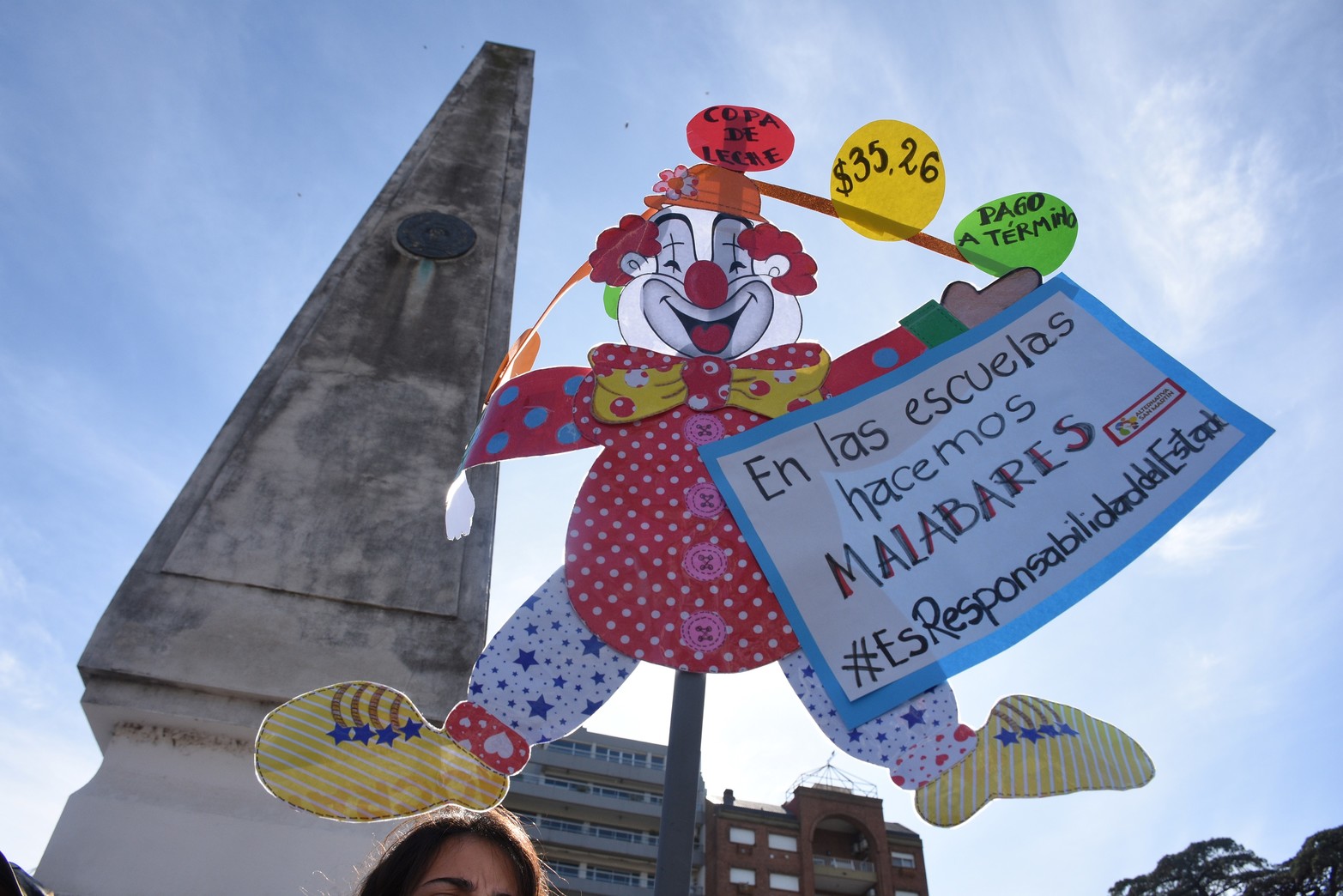 En diez días, cuatro paros. Los gremios docentes se movilizaban y realizaban un acto en plaza 25 de Mayo. Le reclamaban al gobierno provincial el adelanto de la discusión paritaria que había sido previamente acordada para septiembre.