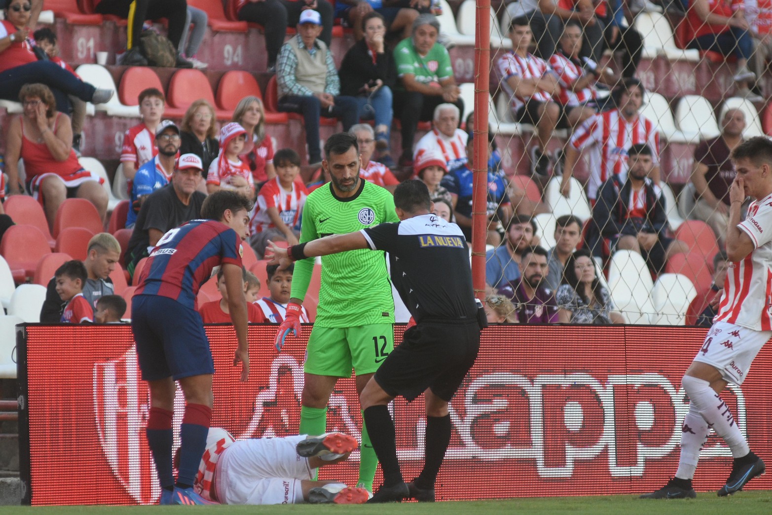 Mala suerte. El jugador de Unión Gastón González sufrió una rotura de ligamentos, que lo alejaría varios meses de una cancha de fútbol.