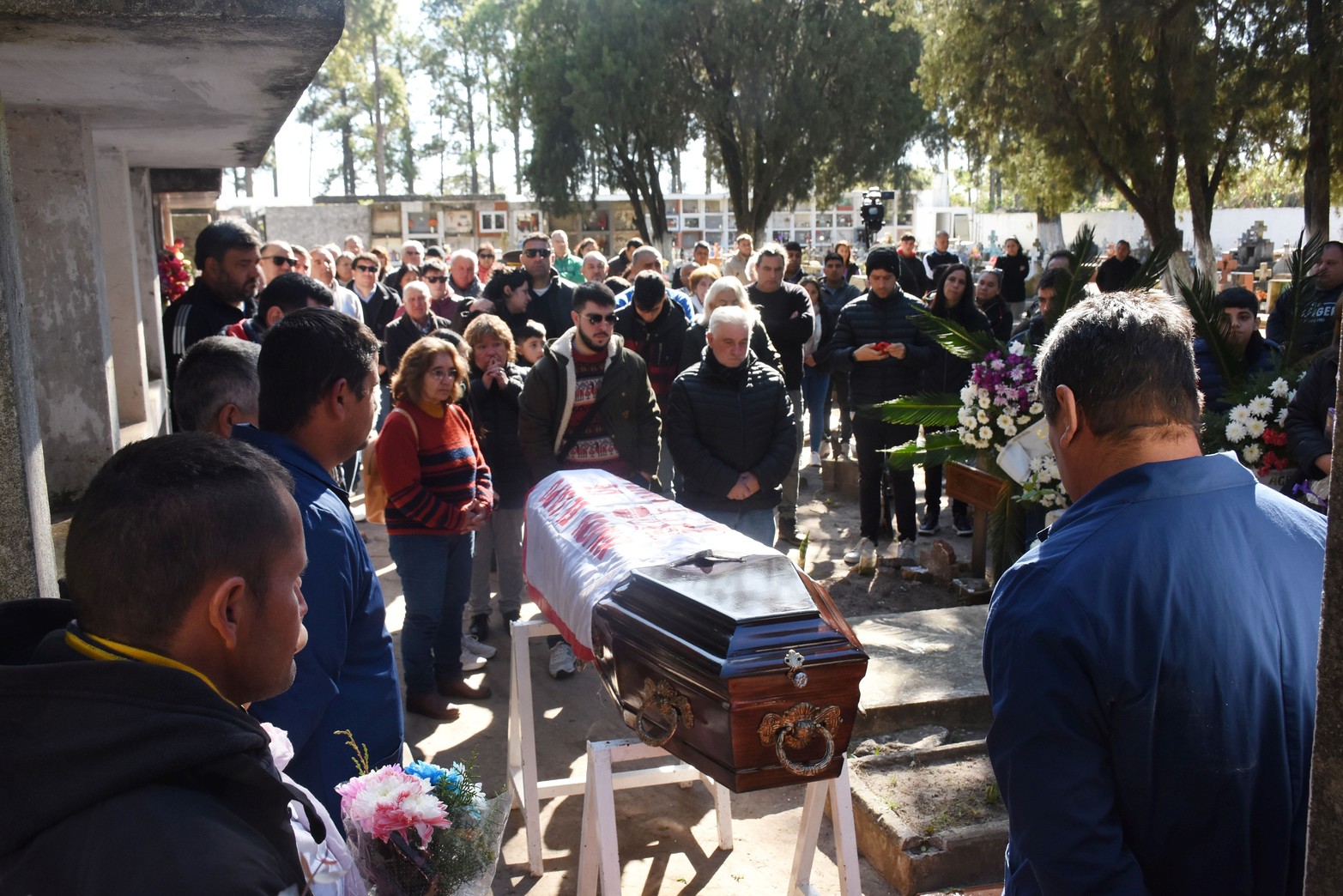 Un final trágico. En San Javier, despidieron los restos de Rubén Isidro Walesberg (de 71 años), quien fuera asesinado a puñaladas por un ex cadete del Liceo Militar Manuel Belgrano. 