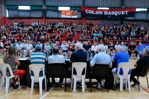 El encuentro se desarrolló en la cancha de básquet.