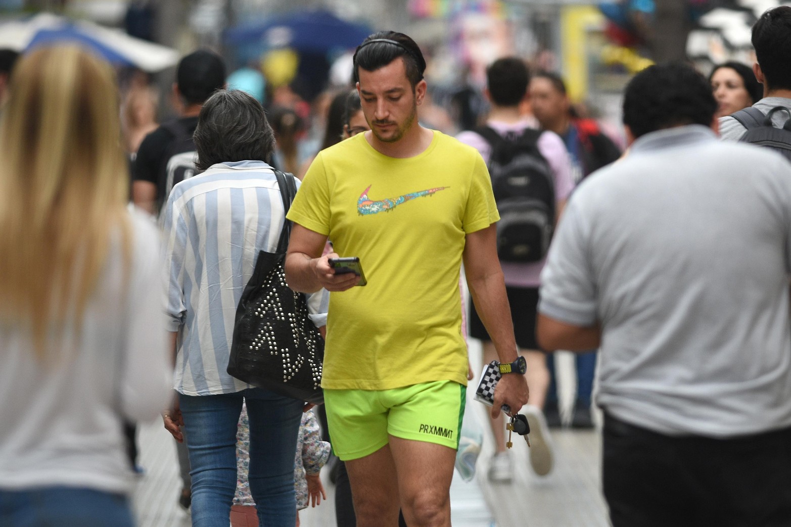 Invierno con temperaturas de verano. Un martes de julio la temperatura se acercó a los 30 grados y modificó la vestimenta de los santafesinos.