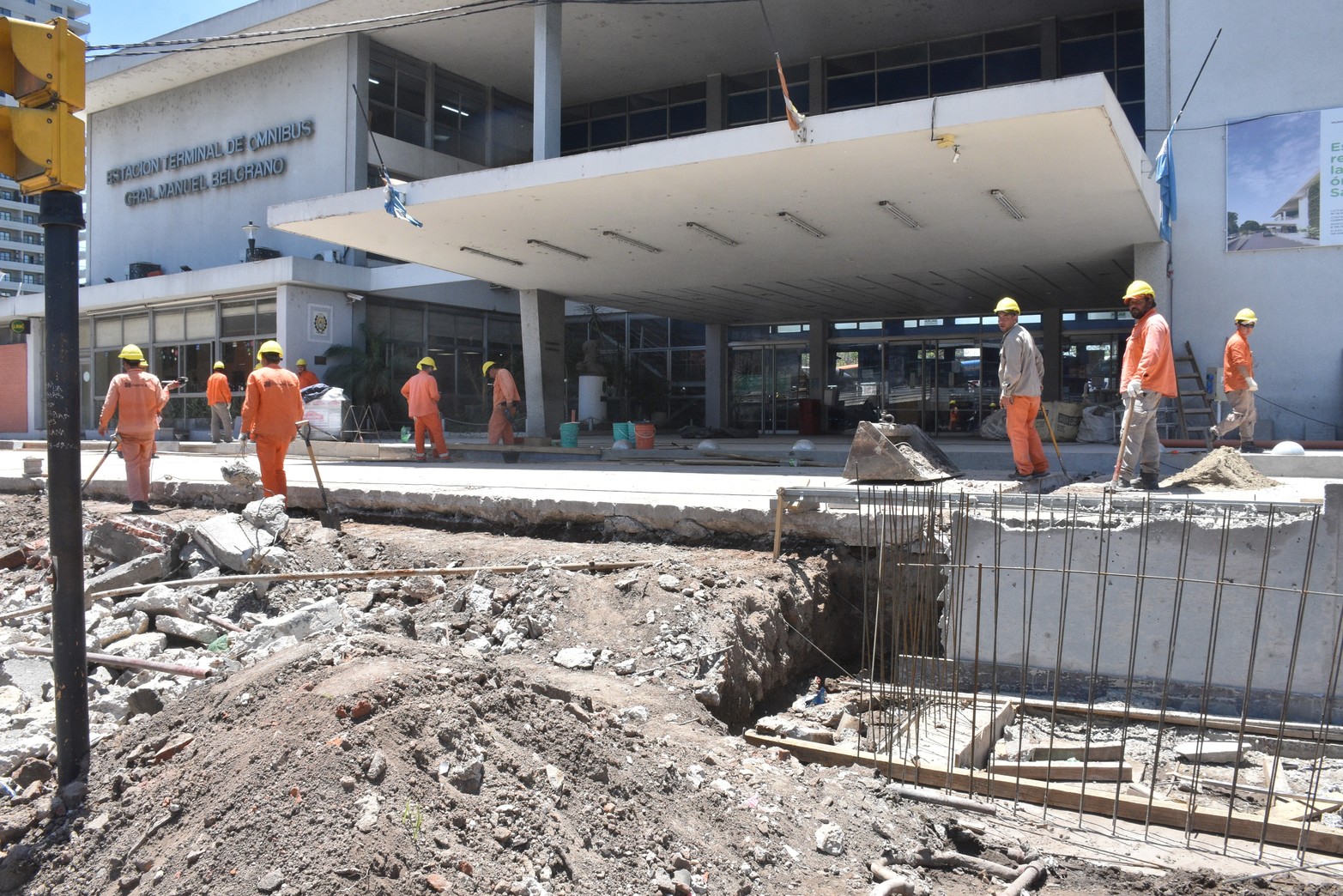 07. La terminal, en obras. Se acercaba la temporada de verano y seguían las obras en la estación de ómnibus de Santa Fe. Los trabajos de remodelación del edificio -que también afectan a los sanitarios y a los accesos- continuarían durante el inicio del verano. Desde el Municipio garantizaban que “no habría problemas”. Foto Flavio Raina