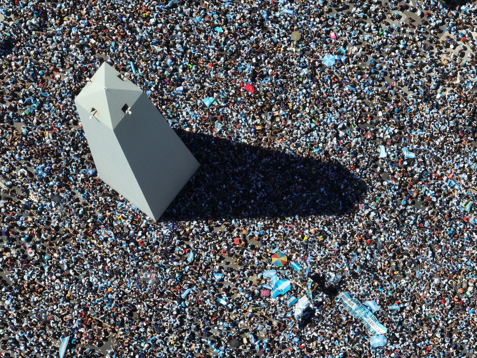 El obelisco quedó rodeado por una marea humana. Se estima que entre 4 y 5 millones de personas se acercaron para intentar ver pasar a los jugadores en el colectivo. Fue imposible.