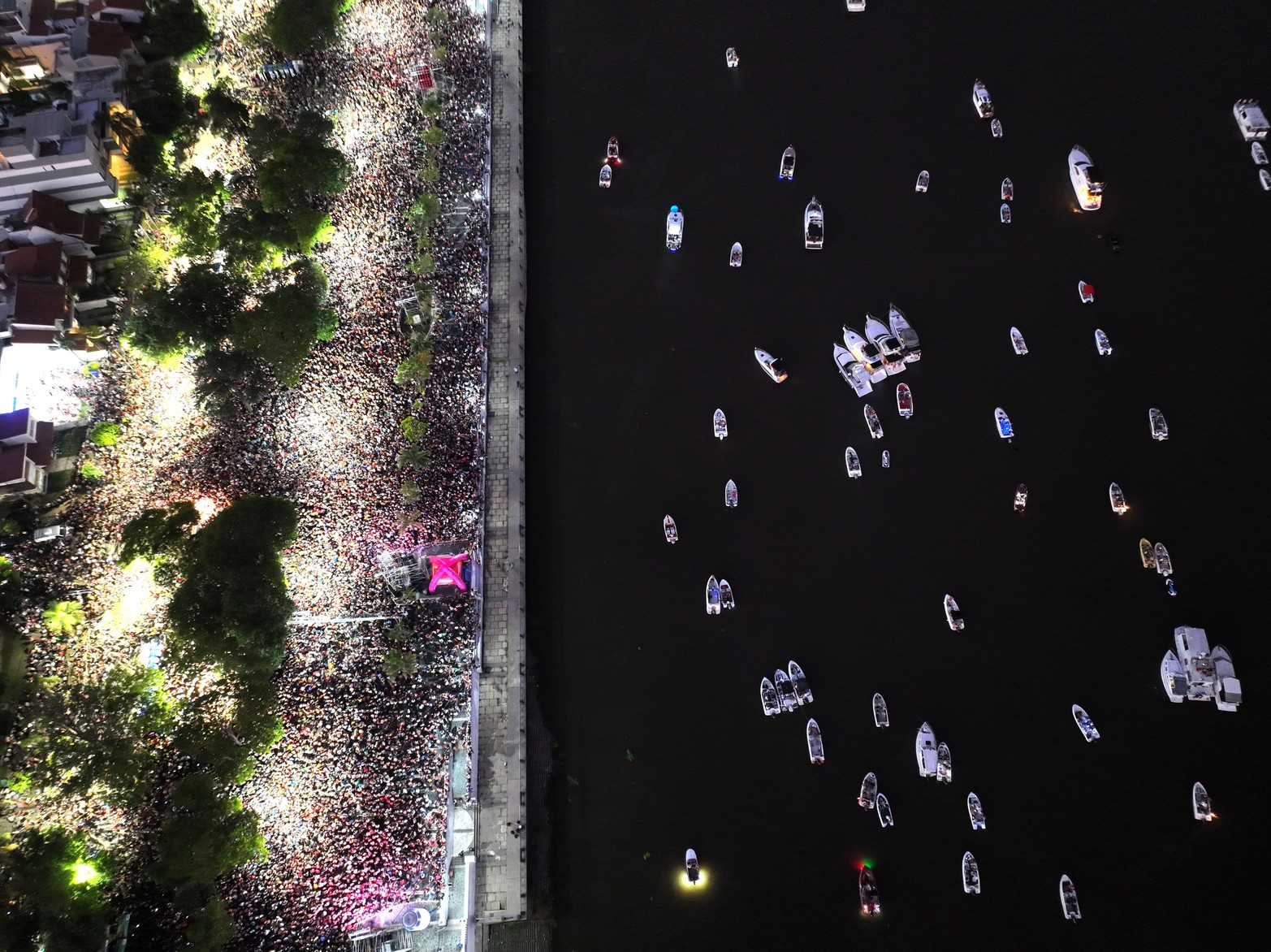 Histórica convocatoria. La celebración de los 449 años de la ciudad de Santa Fe convocó, según el municipio, a 120 mil personas en la Costanera Oeste. El buen clima y el festejo de los 50 años del grupo Los Palmeras junto a invitados especiales le dieron música y color a una tarde-noche que quedará en la historia