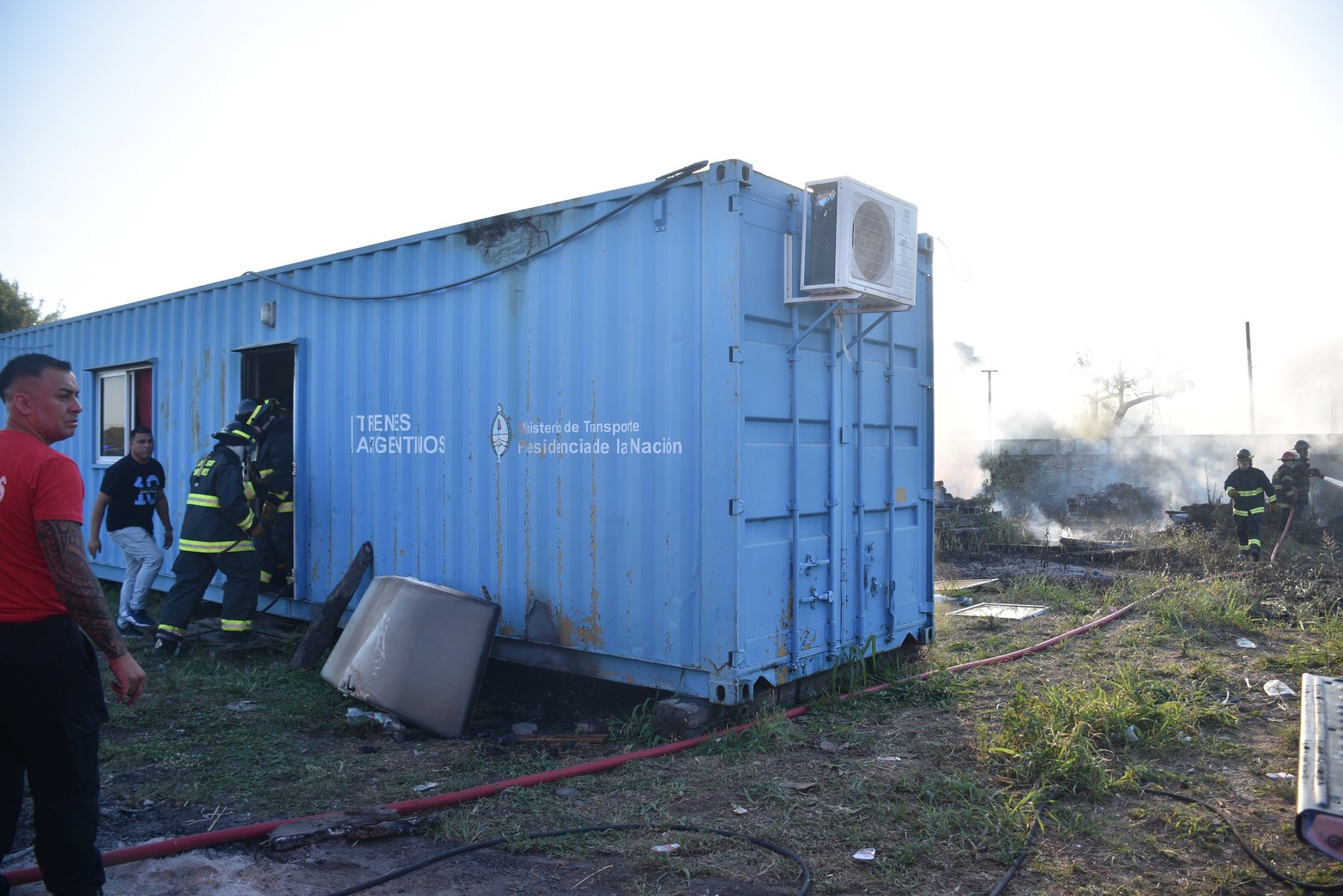 Incendio en predio del ferrocarril, en Candioti Norte. Foto: Manuel Fabatía