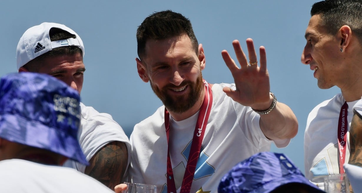 Leo Messi llegó a Argentina con un look muy fashionista – Revista Para Ti