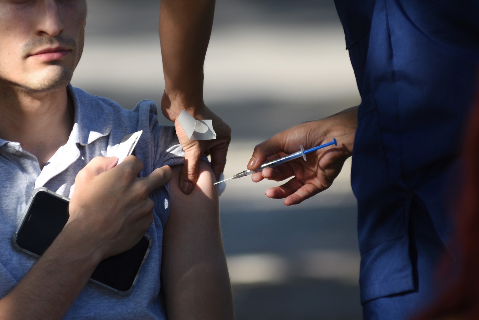 Se dispusieron cuatro vacunatorios móviles contra el Covid-19 en la ciudad de Santa Fe. Uno de ellos, en el Centro Gallego.