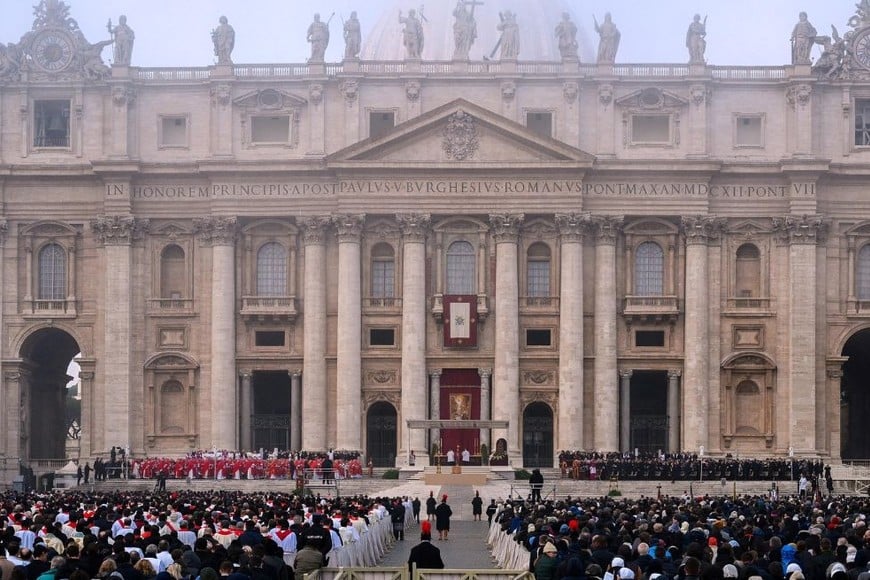 El féretro con el cuerpo del Papa emérito fue depositado en la explanada de San Pedro.Créditos: Télam
