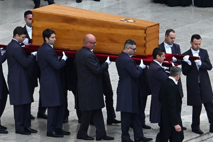 Tras el funeral, Francisco preside el rito de la Ultima Commendatio (la última recomendación) y la Valedictio (la despedida). Créditos: Télam