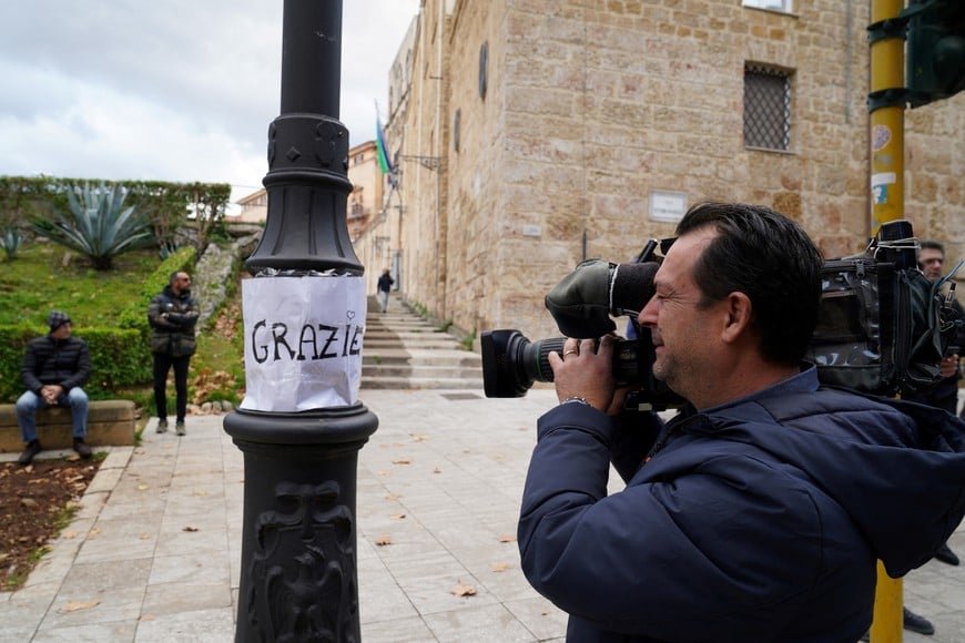 A sign on behalf of the citizens of Palermo thanking the Carabinieri is seen outiside the Carabinieri headquarters ahead of a news conference, following the arrest of Italy's most wanted mafia boss Matteo Messina Denaro, in Palermo, Italy, January 16, 2023. REUTERS/Antonio Parrinello