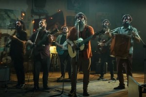 Los Tabaleros, banda de folclore fusión, en el videoclip de "Arderemos".