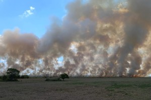 El humo de las llamas a lo lejos. Crédito: Bomberos de Coronda