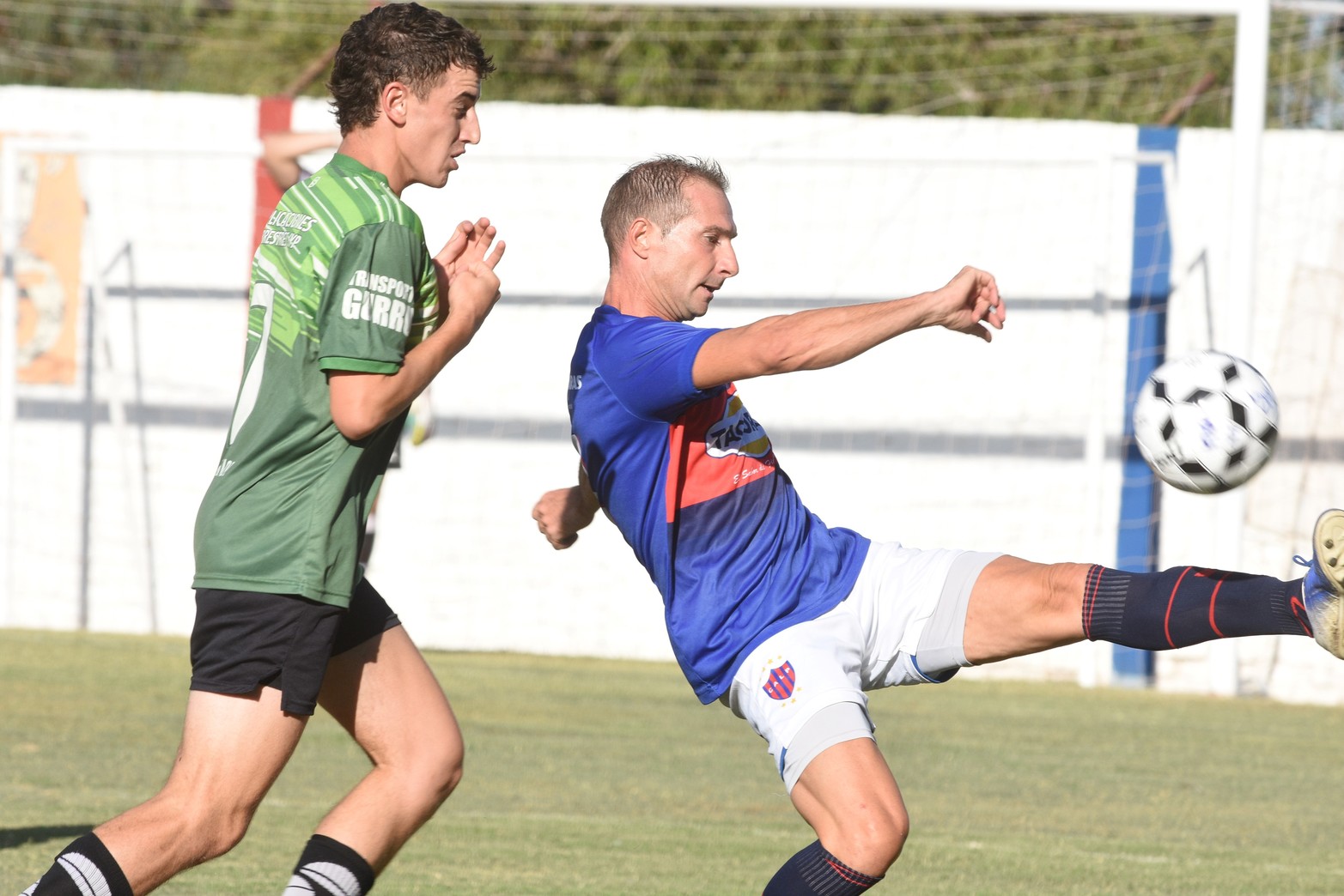 Partido revancha entre La Perla del Oeste y Polideportivo Llambi Campbell. Foto: Eduardo Edmundo Seval