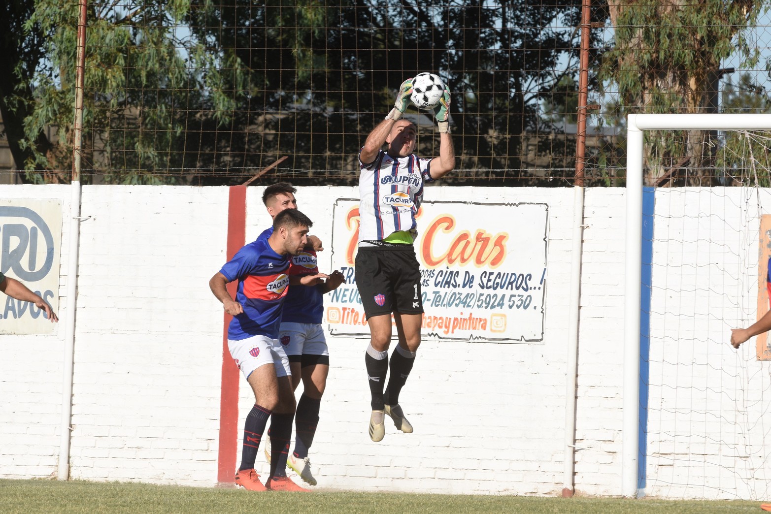 Partido revancha entre La Perla del Oeste y Polideportivo Llambi Campbell. Foto: Eduardo Edmundo Seval