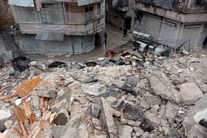 (230206) -- ALEPO, 6 febrero, 2023 (Xinhua) -- Trabajos de rescate se llevan a cabo después de un mortífero terremoto, en la provincia de Alepo, en el norte de Siria, el 6 de febrero del 2023. Un fuerte terremoto de magnitud 7,7 en la escala de Richter derribó múltiples edificios en el sur de Turquía y en el norte de Siria el lunes. (Xinhua/Str) (rtg) (oa) (ah) (vf)