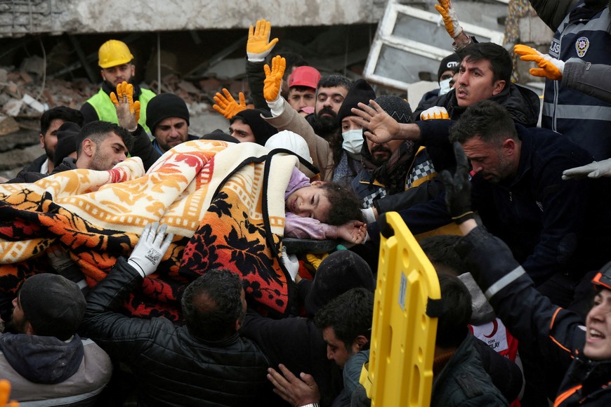 Rescuers carry out a girl from a collapsed building following an earthquake in Diyarbakir, Turkey February 6, 2023. REUTERS/Sertac Kayar     TPX IMAGES OF THE DAY