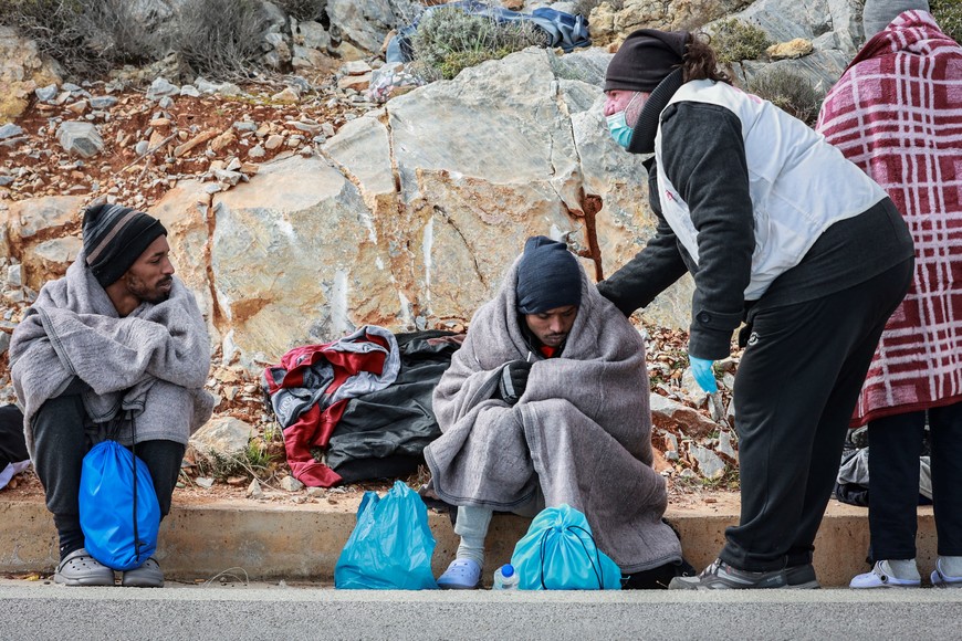 Los tres fallecidos -dos mujeres y un hombre- eran parte de un grupo de 41 personas a bordo de una embarcación. Crédito: Télam.