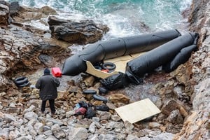 Los tres fallecidos -dos mujeres y un hombre- eran parte de un grupo de 41 personas a bordo de una embarcación. Crédito: Télam.