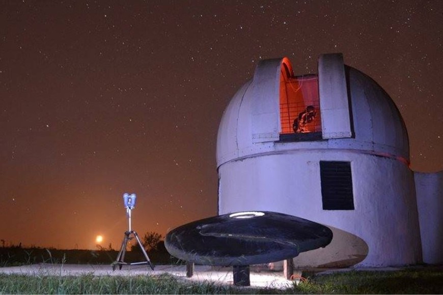 La escotilla expuesta en la entrada del Observatorio de Oro Verde. Crédito: Asociación Entrerriana de Astronomía