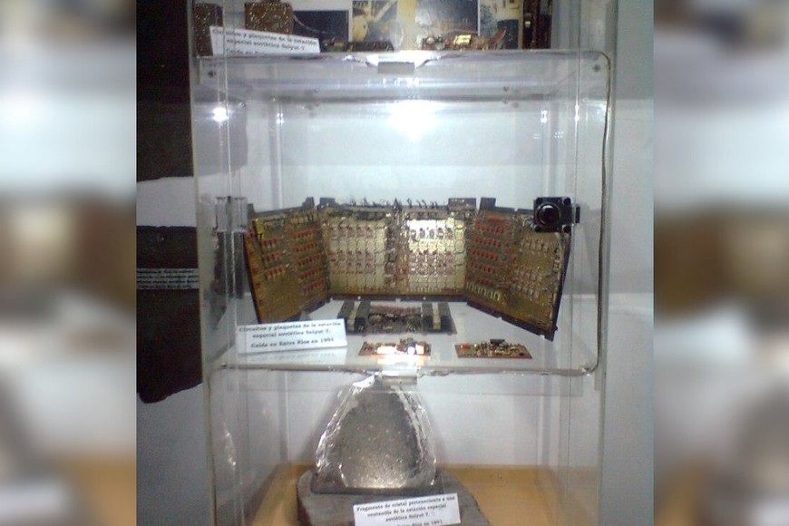 Componentes electrónicos, un fragmento de cristal y trozos de fibra de carbono de la Salyut 7 en el Museo Espacial del Observatorio de Oro Verde. Crédito: Asociación Entrerriana de Astronomía