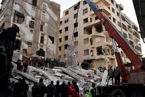 (230206) -- HAMA, 6 febrero, 2023 (Xinhua) -- Trabajos de rescate se llevan a cabo después de un mortífero terremoto, en la provincia de Hama, en el centro de Siria, el 6 de febrero de 2023. Un mortífero terremoto ha dejado hasta ahora 237 muertos y 639 heridos en cuatro provincias sirias, dijo el lunes el Ministerio de Salud en un comunicado. Un fuerte terremoto de magnitud 7,4 en la escala de Richter derribó el lunes múltiples edificios en el sur de Turquía y el norte de Siria. (Xinhua/Str) (oa) (rtg) (ah) (ce)