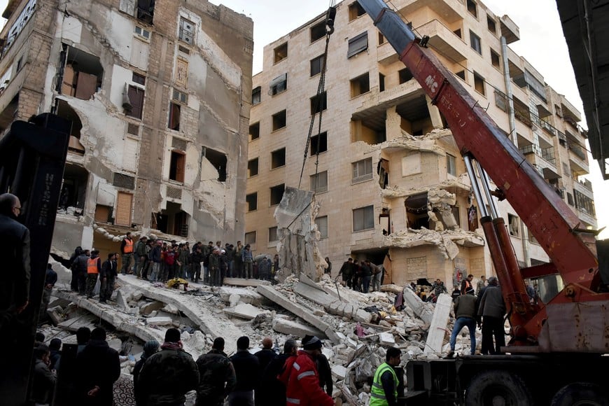 (230206) -- HAMA, 6 febrero, 2023 (Xinhua) -- Trabajos de rescate se llevan a cabo después de un mortífero terremoto, en la provincia de Hama, en el centro de Siria, el 6 de febrero de 2023. Un mortífero terremoto ha dejado hasta ahora 237 muertos y 639 heridos en cuatro provincias sirias, dijo el lunes el Ministerio de Salud en un comunicado. Un fuerte terremoto de magnitud 7,4 en la escala de Richter derribó el lunes múltiples edificios en el sur de Turquía y el norte de Siria. (Xinhua/Str) (oa) (rtg) (ah) (ce)