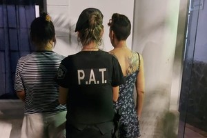 Las acusadas tienen 45 años y fueron trasladadas hasta la Comisaría 8va. donde las identificaron por amenazas. Crédito: Prensa PAT.